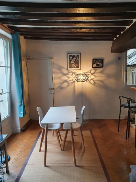Location appartement T2 Paris 01 - Photo 1