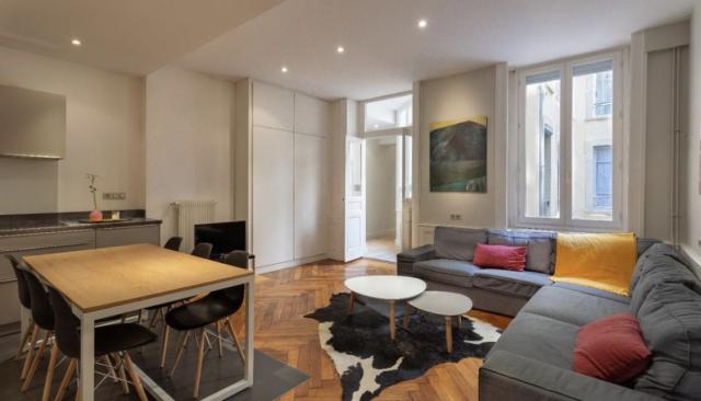 Location T3 Proche Commerces A Paris 10 2150 67 M