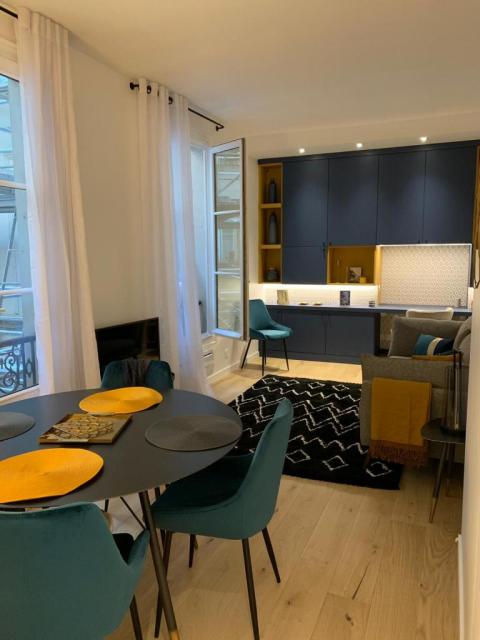 Location appartement T2 Paris 01 - Photo 1
