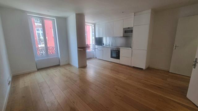 Location appartement T2 Paris 18 - Photo 1