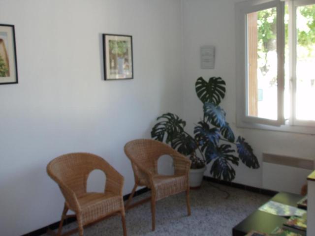 Location appartement T2 Senas - Photo 1