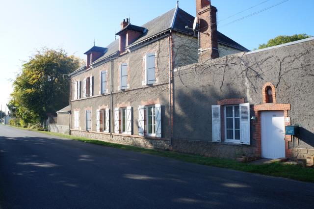 Location maison F7 Montbarrois - Photo 2
