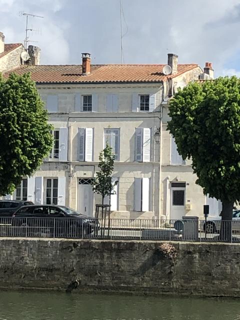 Location maison F6 St Savinien - Photo 2