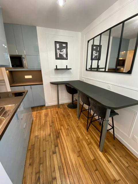 Location appartement T2 Paris 18 - Photo 1