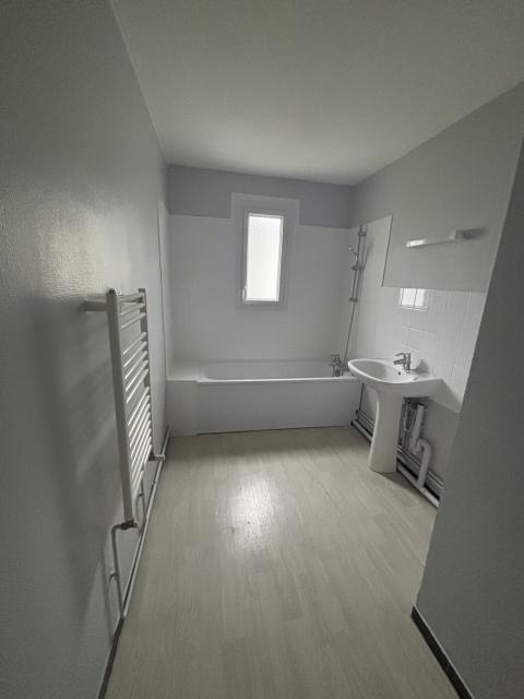 Location appartement T4 Neuille Pont Pierre - Photo 2